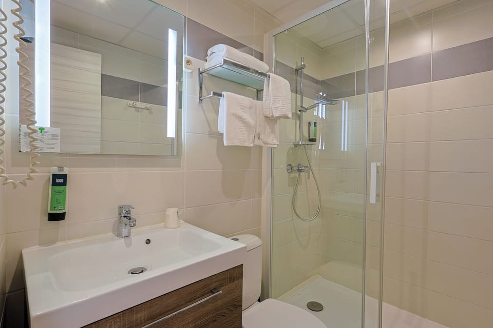 Superior Double Room, Sea View | Bathroom | Combined shower/tub, hair dryer, towels