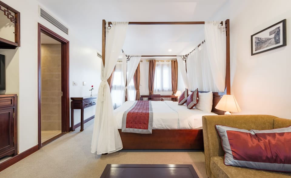 Premium Suite, 1 King Bed, Terrace, City View | Premium bedding, pillowtop beds, minibar, in-room safe