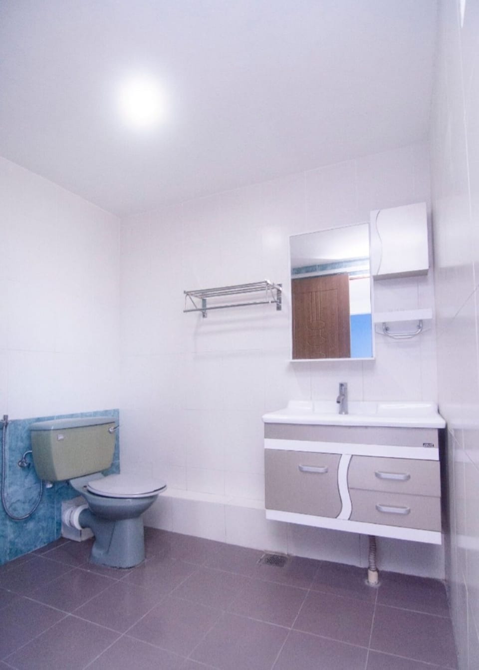 Shower, free toiletries, bidet, towels
