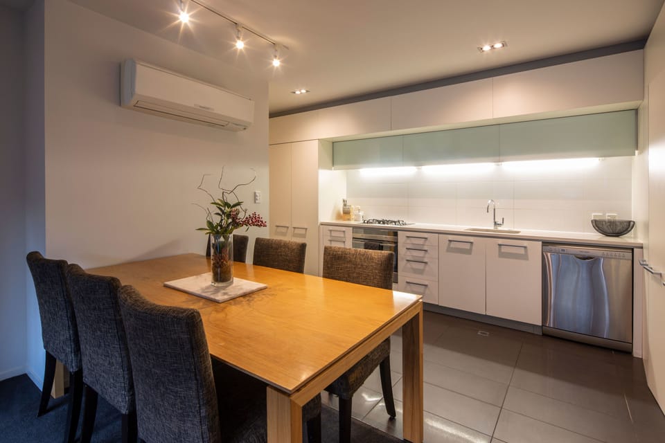 Apartment, 2 Bedrooms, 2 Bathrooms, Mountain View | In-room dining