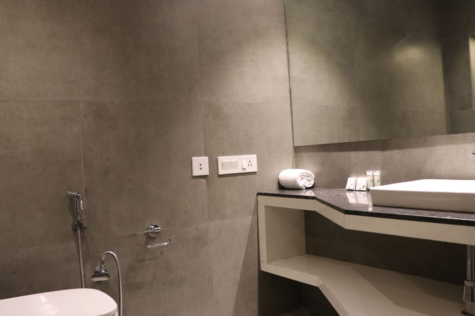Shower, free toiletries, towels