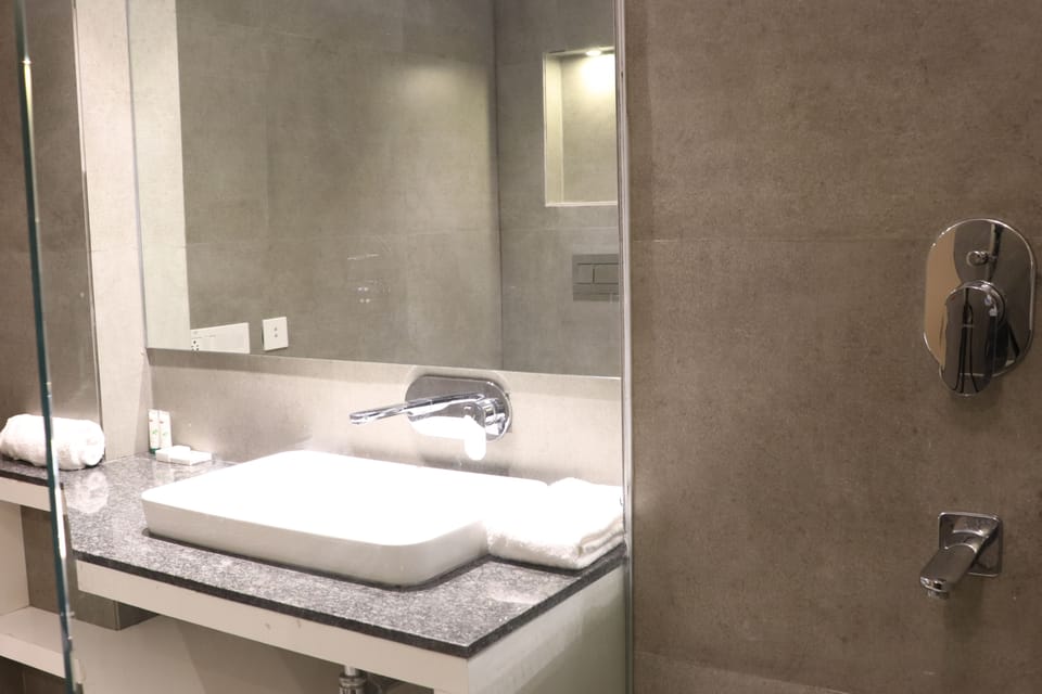 Executive Room, 1 Double Bed | Bathroom | Shower, free toiletries, towels