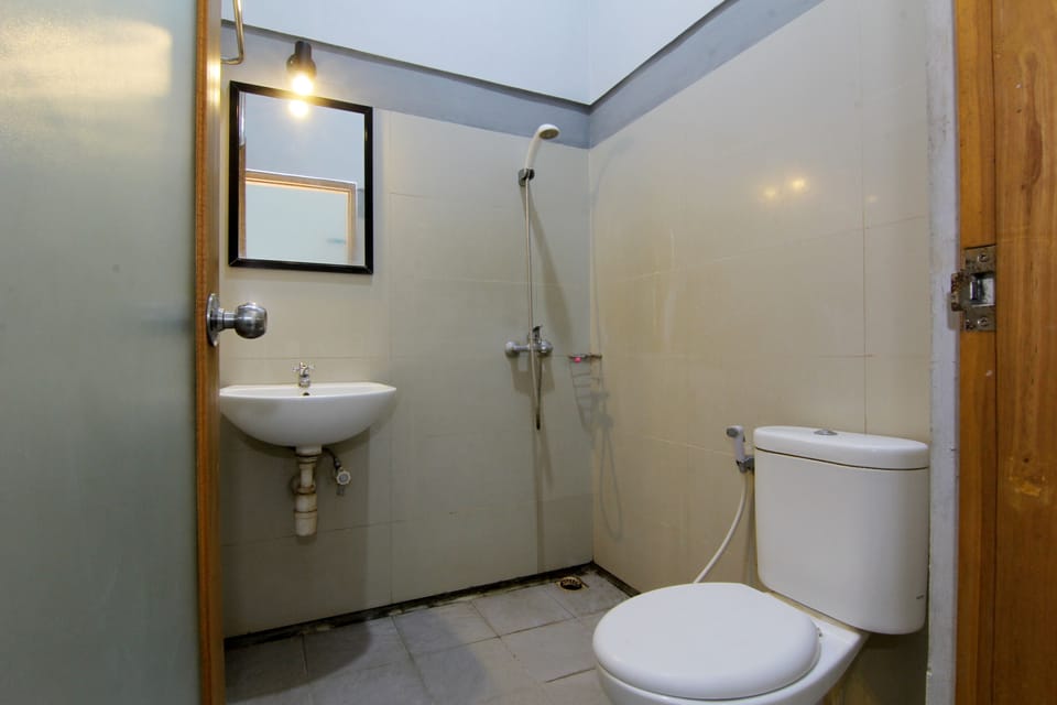 Standard Room | Bathroom | Shower, rainfall showerhead, towels