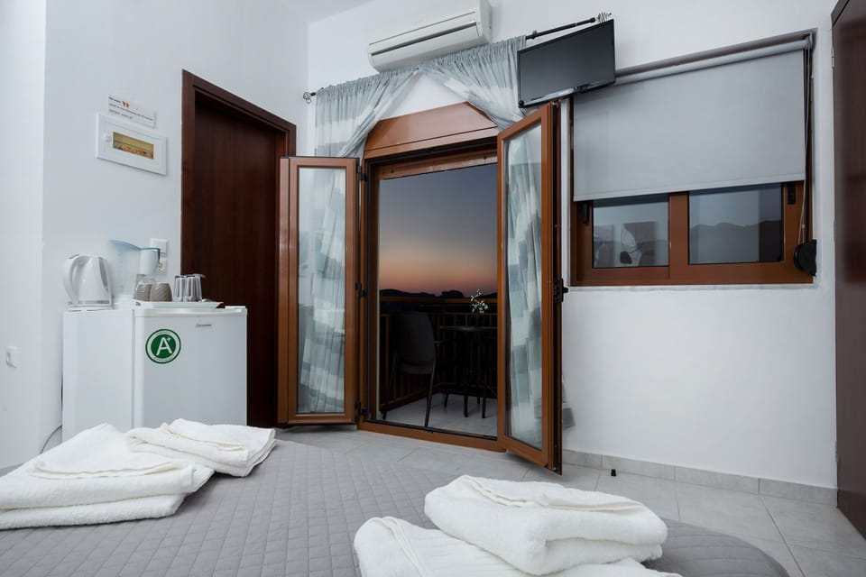 Double Room, Sea View | In-room safe, laptop workspace, soundproofing, iron/ironing board