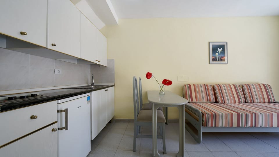 Superior Bungalow | Private kitchen | Fridge, stovetop, cookware/dishes/utensils