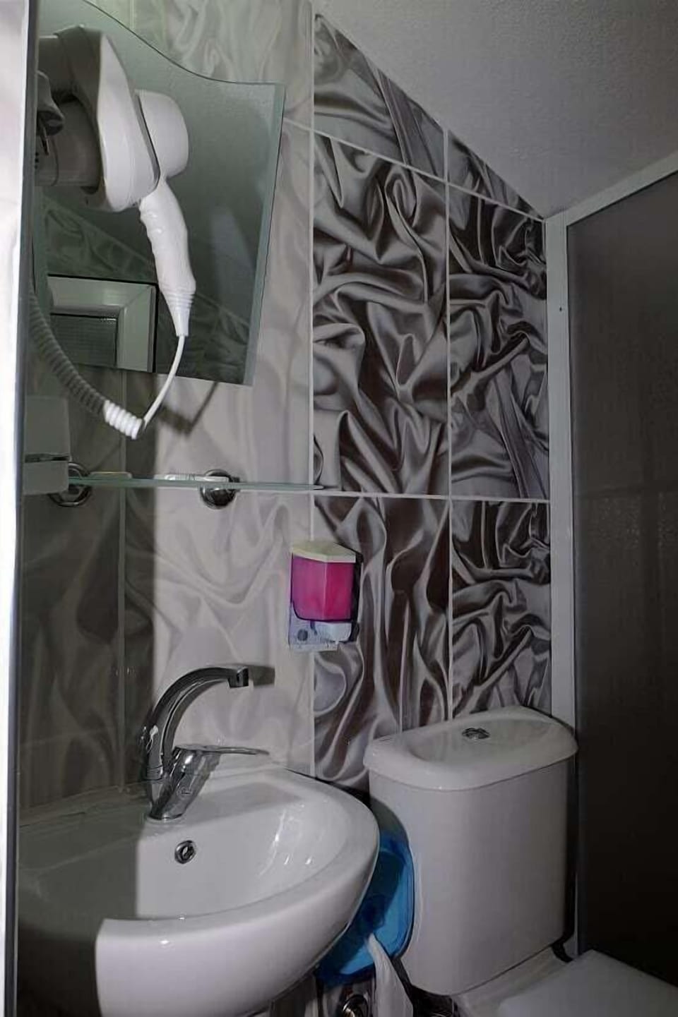 Family Room | Bathroom | Free toiletries, hair dryer, slippers, bidet
