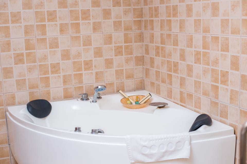 Deep soaking tub, bathrobes, slippers, towels