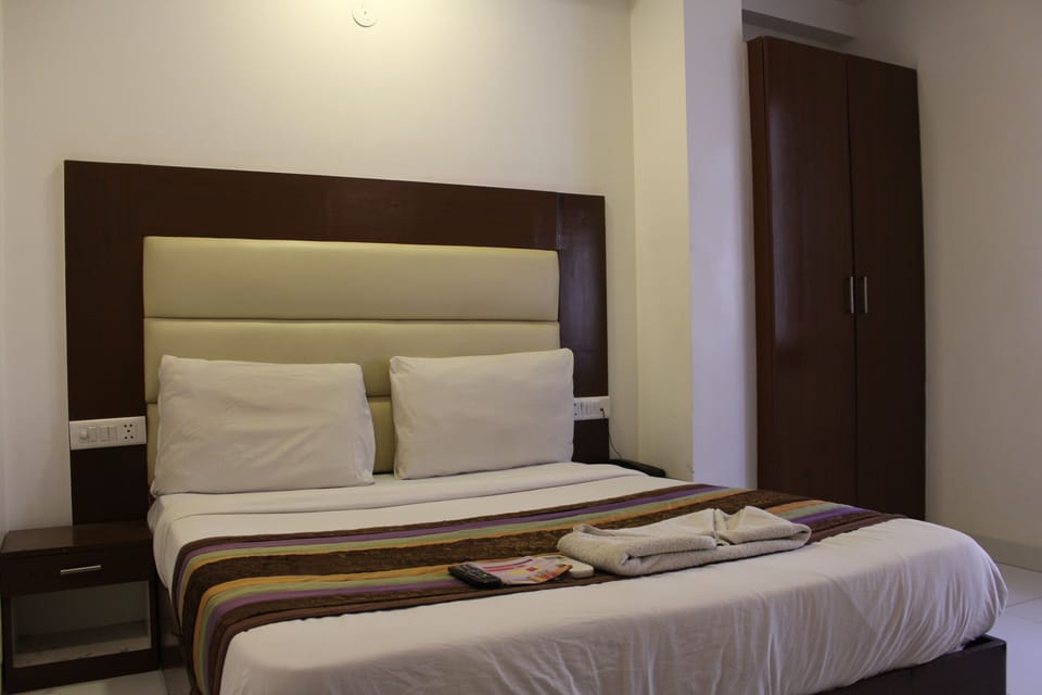 Deluxe Room, 1 King Bed | Soundproofing, rollaway beds, free WiFi