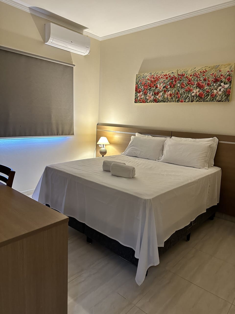 Quarto Individual | Desk, blackout drapes, soundproofing, iron/ironing board