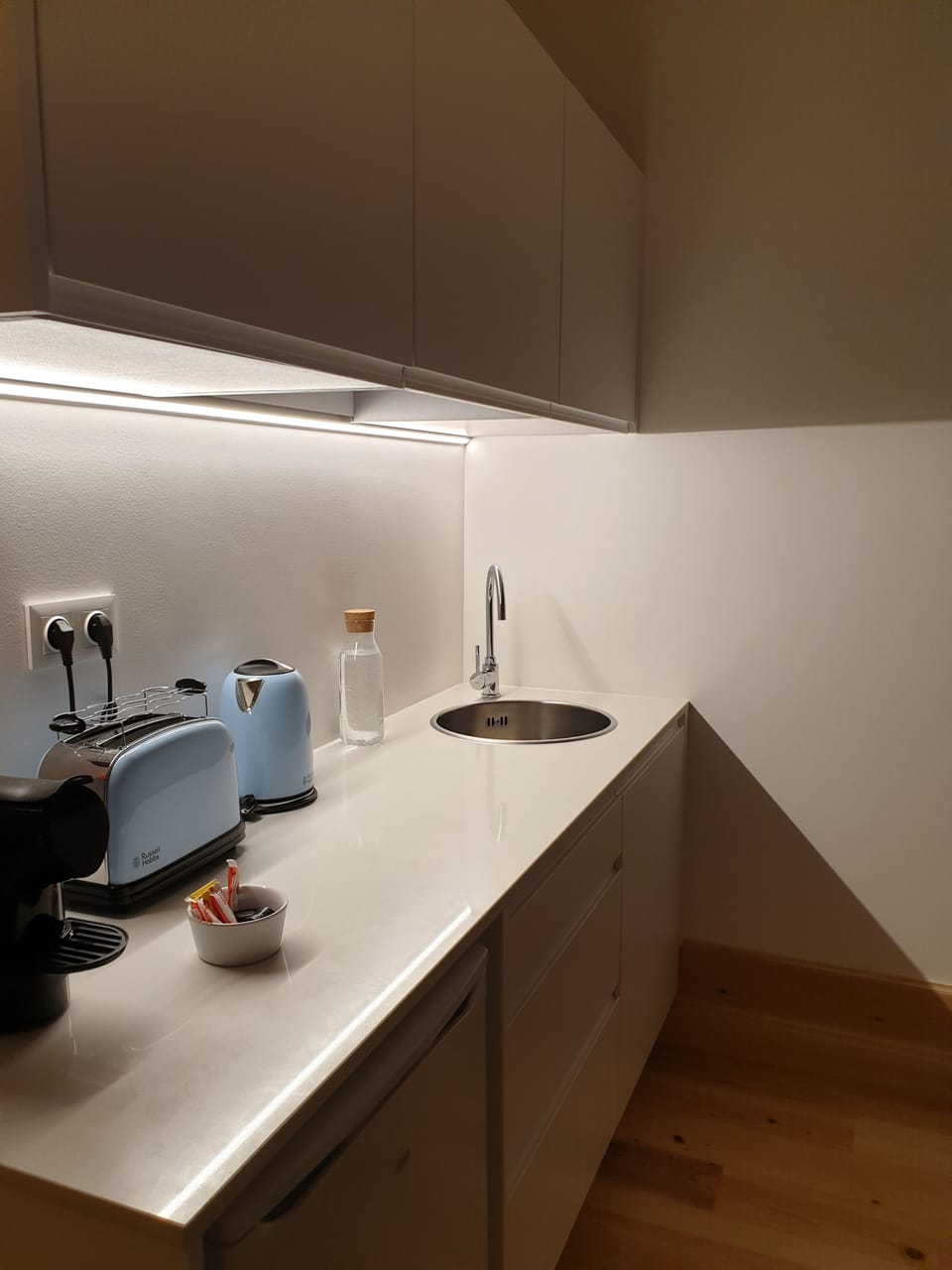 Deluxe Suite, Balcony | Private kitchenette