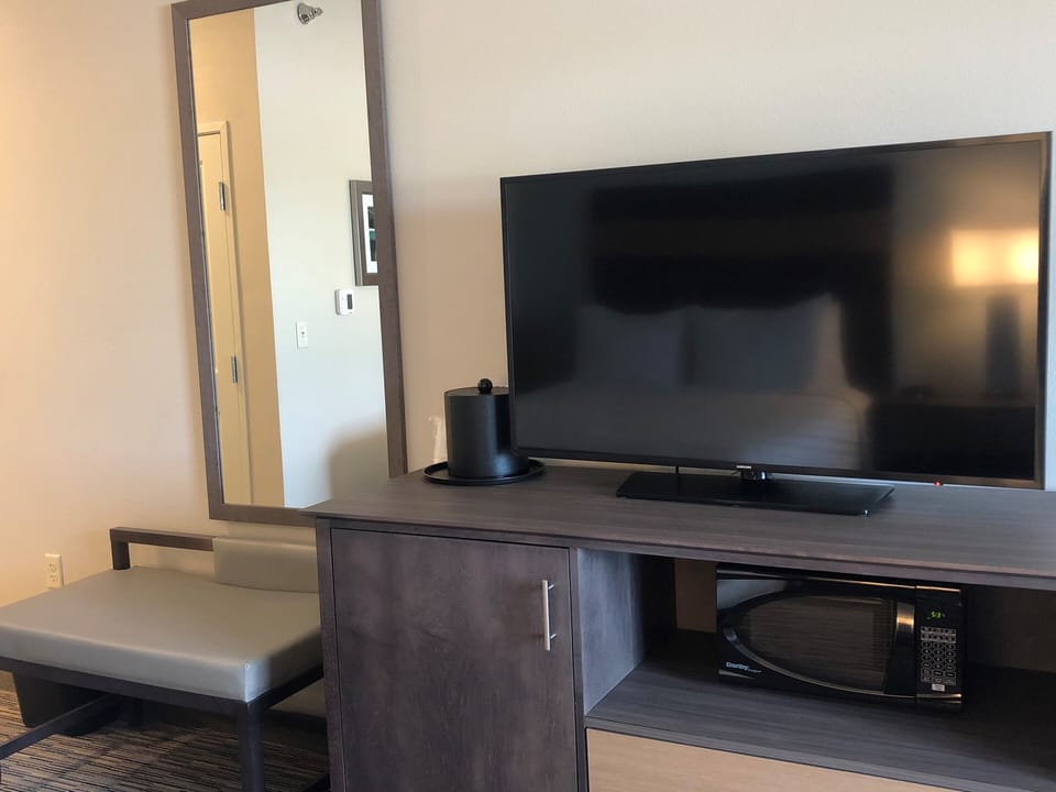 Standard Room, 2 Queen Beds (Double Queen) | Room amenity