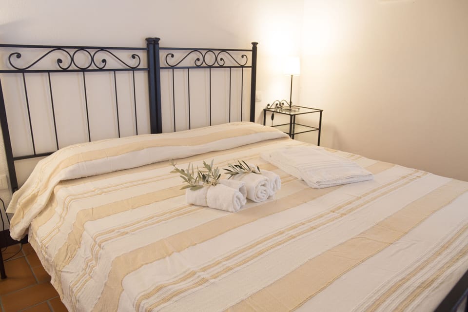Apartment, 1 Bedroom (Sabbia) | Down comforters, blackout drapes, soundproofing, cribs (free)