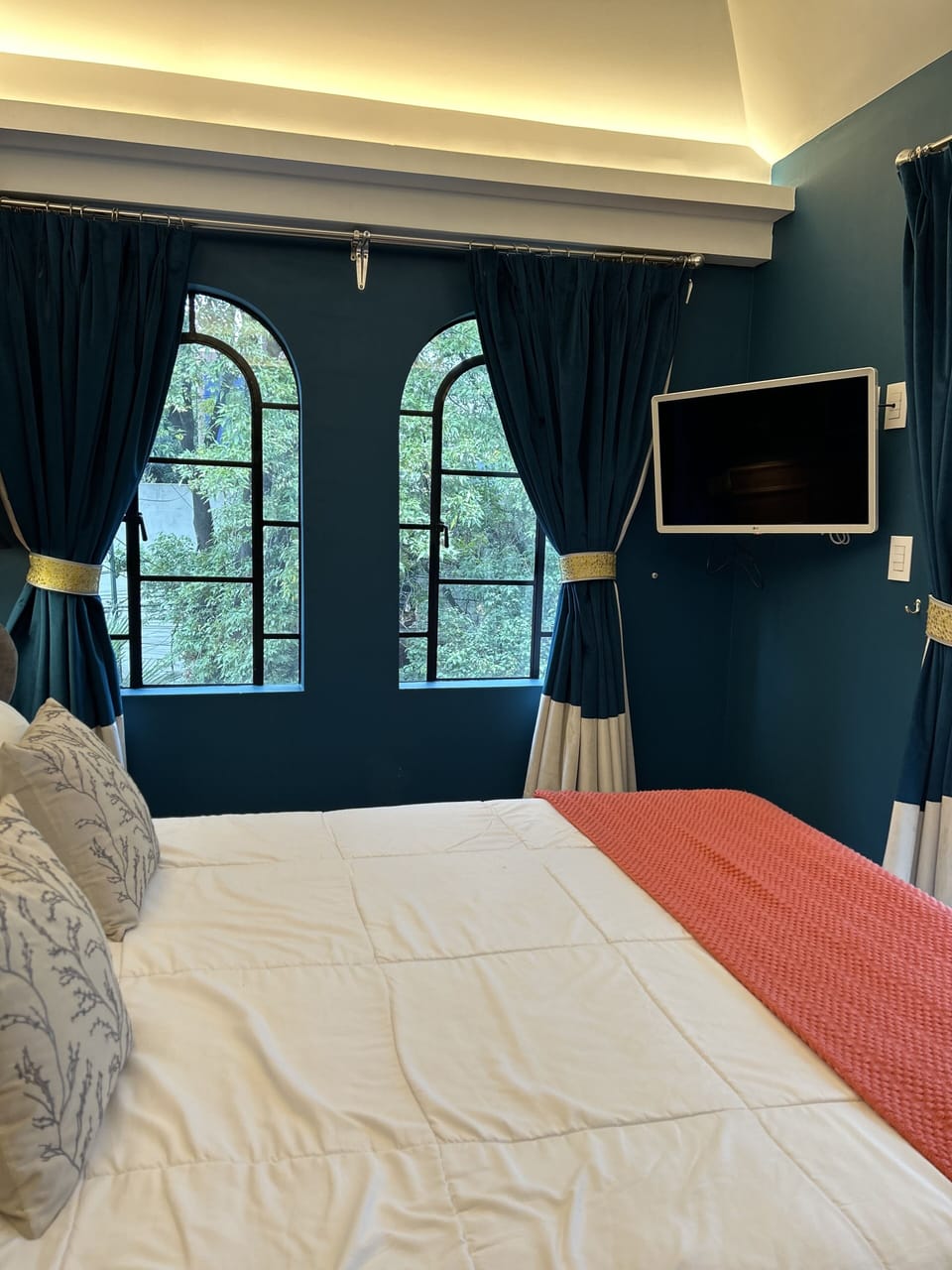 Comfort Room | In-room safe, blackout drapes, free WiFi, bed sheets