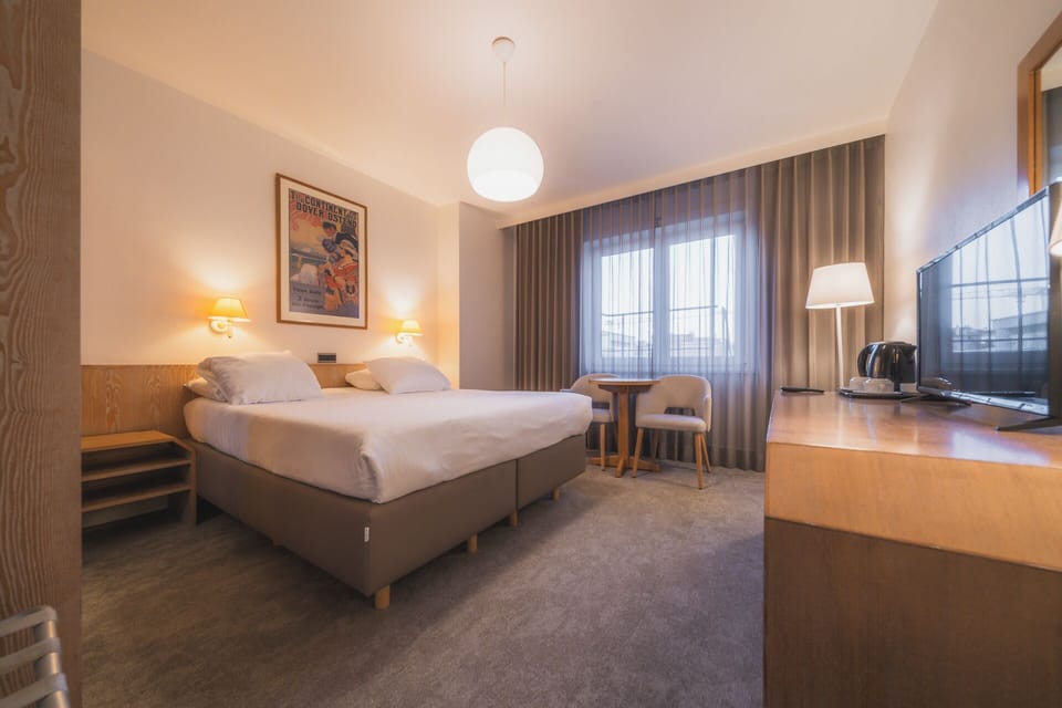 Comfort Double Room | Free WiFi, bed sheets, alarm clocks