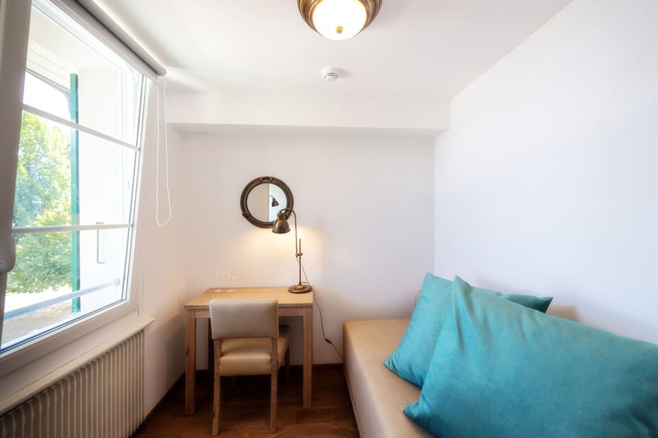 Junior Suite, Lake View | Desk, free cribs/infant beds, free WiFi, bed sheets