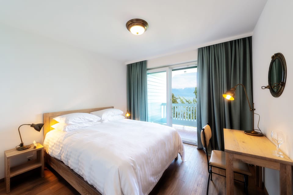 Desk, free cribs/infant beds, free WiFi, bed sheets