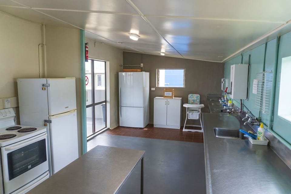 Full-size fridge, microwave, oven, stovetop