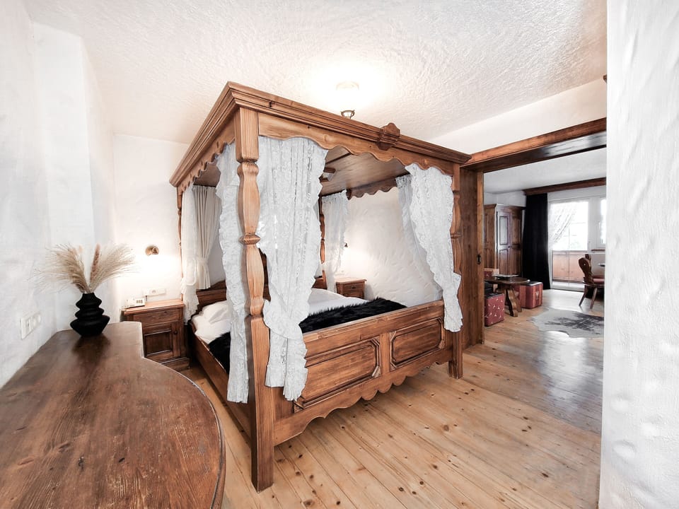 Hypo-allergenic bedding, in-room safe, free WiFi, bed sheets