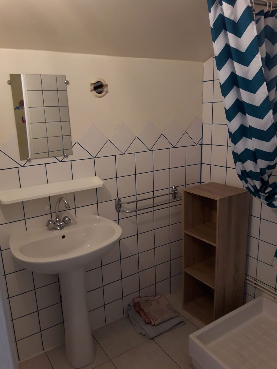1 Single Bed in Shared Dormitory (4 People Maximum) | Bathroom | Shower, rainfall showerhead, hair dryer