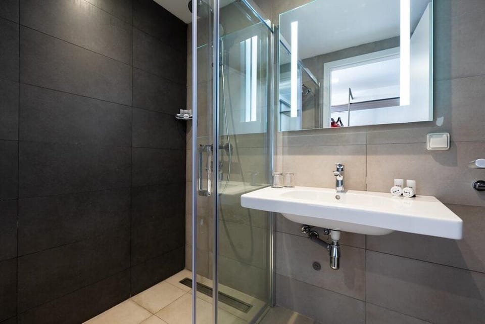 Shower, rainfall showerhead, free toiletries, towels