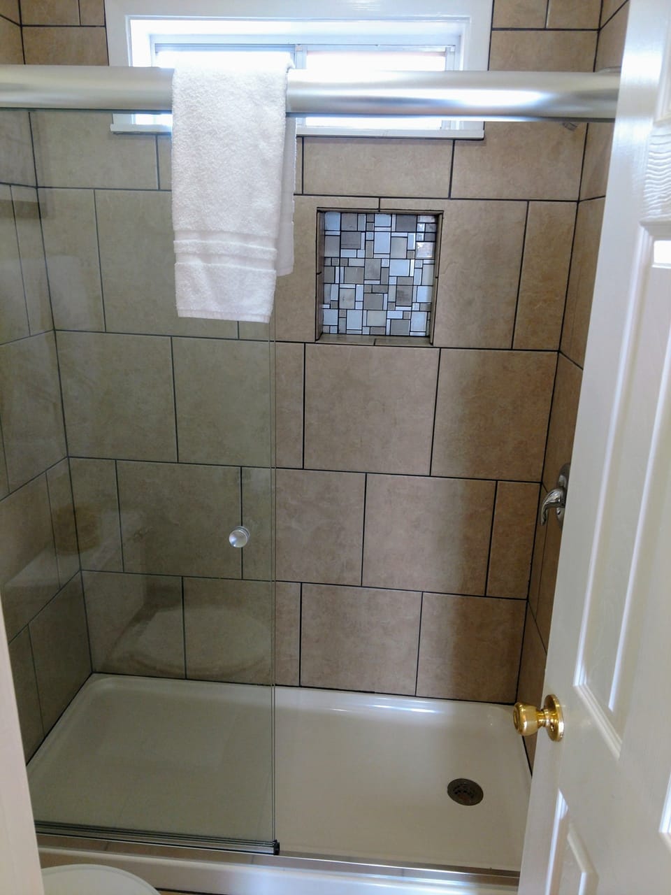 Combined shower/tub, free toiletries, hair dryer, towels