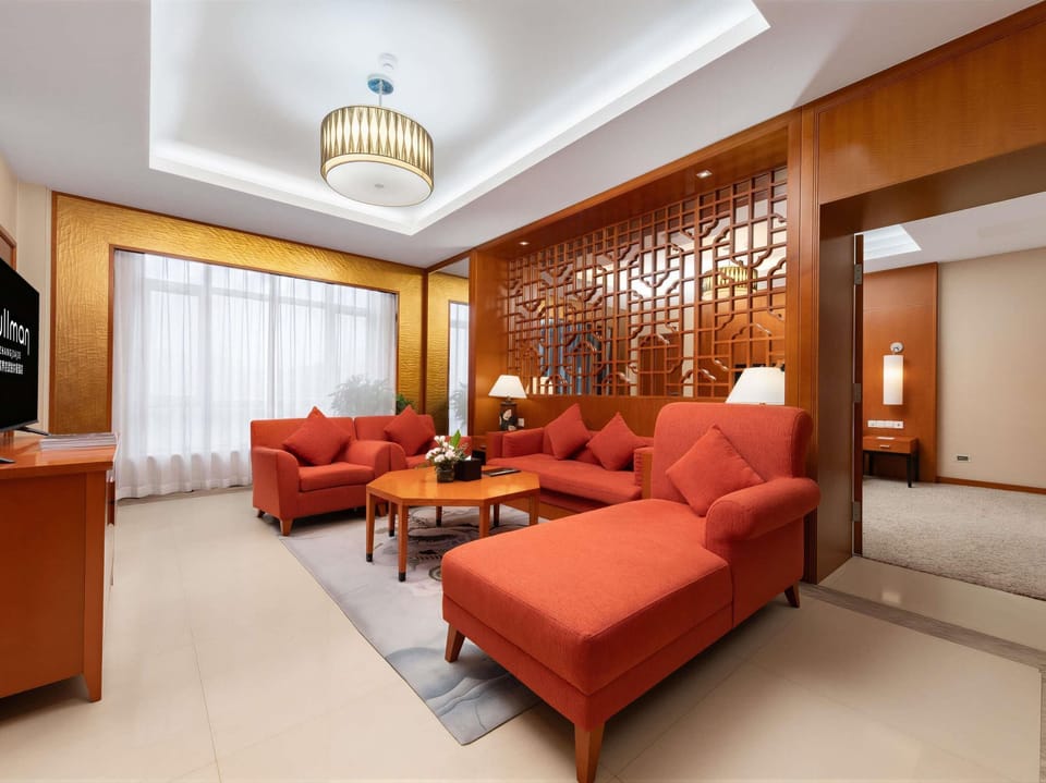Premium bedding, in-room safe, desk, soundproofing