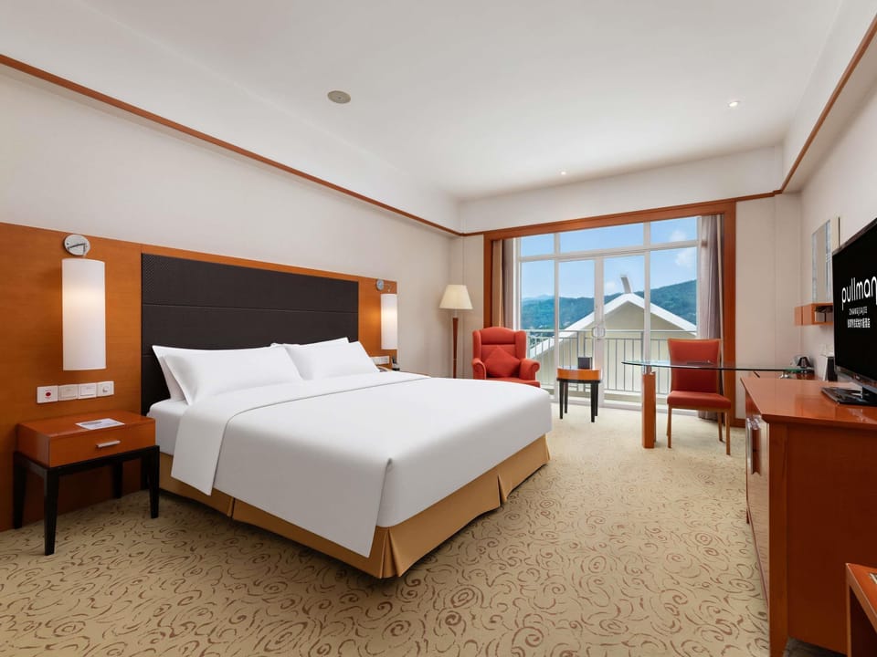 Deluxe Room, 1 King Bed | Premium bedding, in-room safe, desk, soundproofing