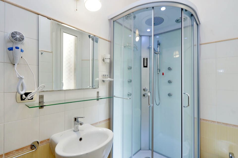 Superior Room | Bathroom | Shower, rainfall showerhead, hair dryer, towels