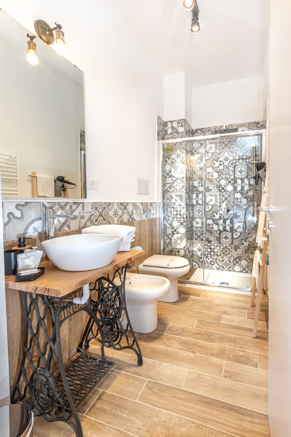 Superior Double Room, 1 Queen Bed, City View | Bathroom | Shower, rainfall showerhead, free toiletries, hair dryer