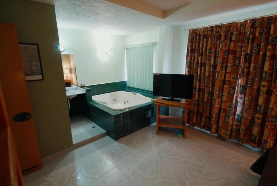 Junior Room, 1 King Bed | In-room safe, iron/ironing board, free WiFi, bed sheets