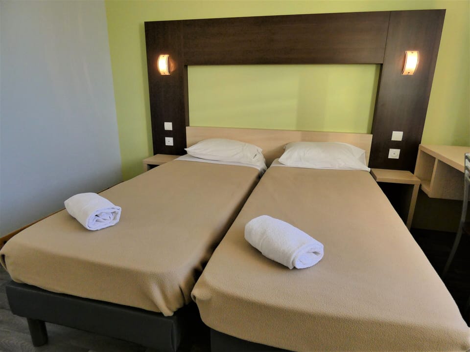 Classic Twin Room, Private Bathroom, Park View | Premium bedding, individually furnished, desk, laptop workspace