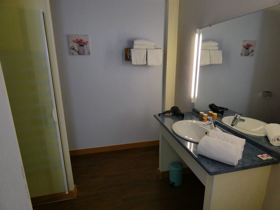 Classic Triple Room | Bathroom | Rainfall showerhead, hair dryer, towels