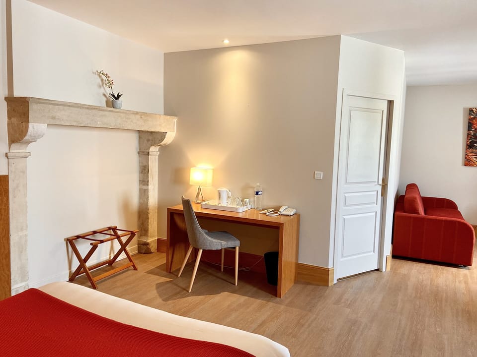 Suite | In-room safe, desk, iron/ironing board, free cribs/infant beds