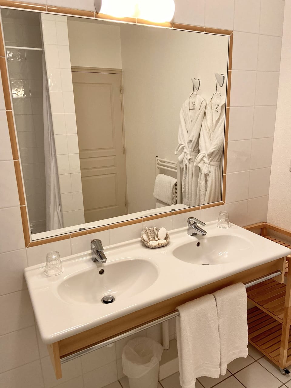 Suite | Bathroom | Free toiletries, hair dryer, towels