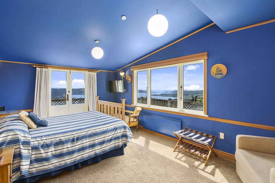Lodge Queen Room (includes Entry to Castle & Gardens) | Iron/ironing board, WiFi (free), bed sheets