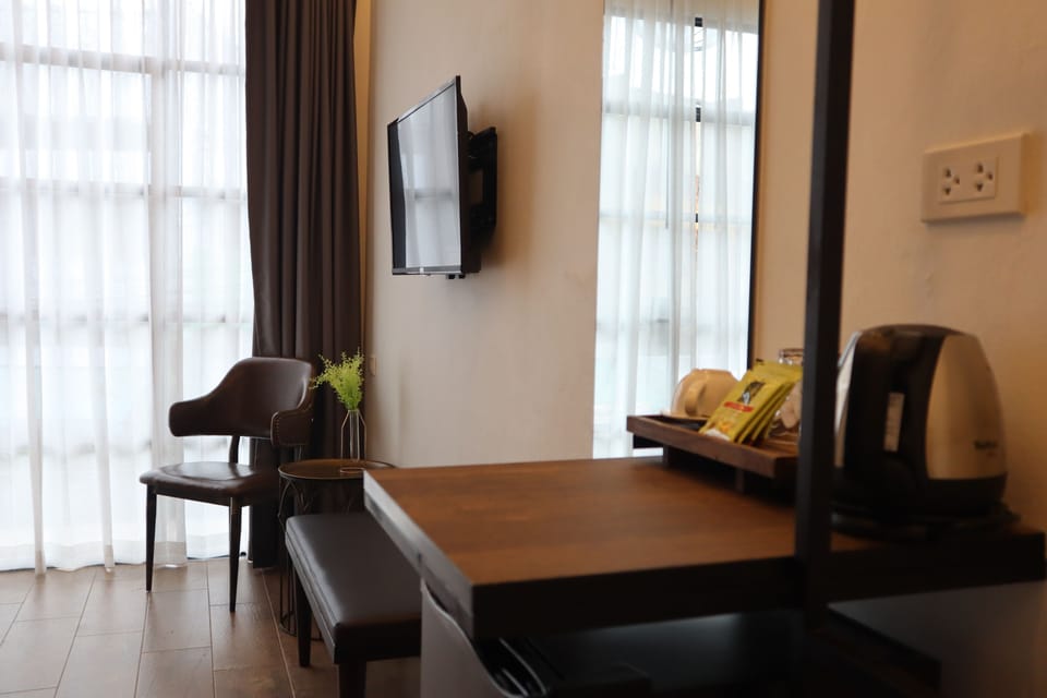 Double Room (Free Netflix) | Desk, blackout drapes, WiFi (free), individually decorated