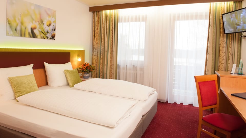 Double Room, Balcony, Annex Building | Hypo-allergenic bedding, in-room safe, desk, cribs/infant beds