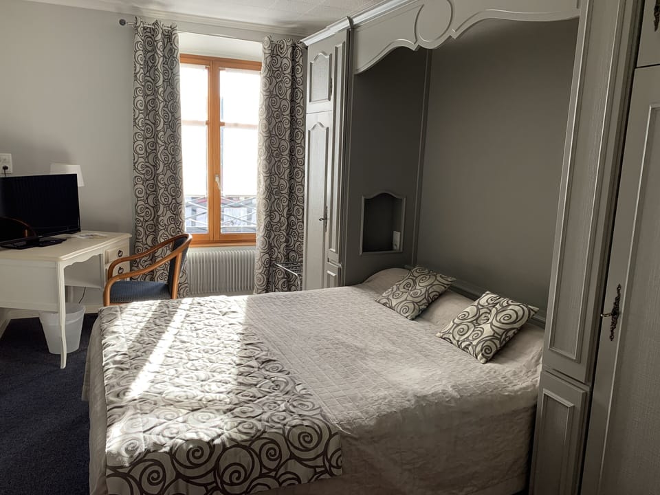 Single Room | Desk, cribs (free), WiFi (free)