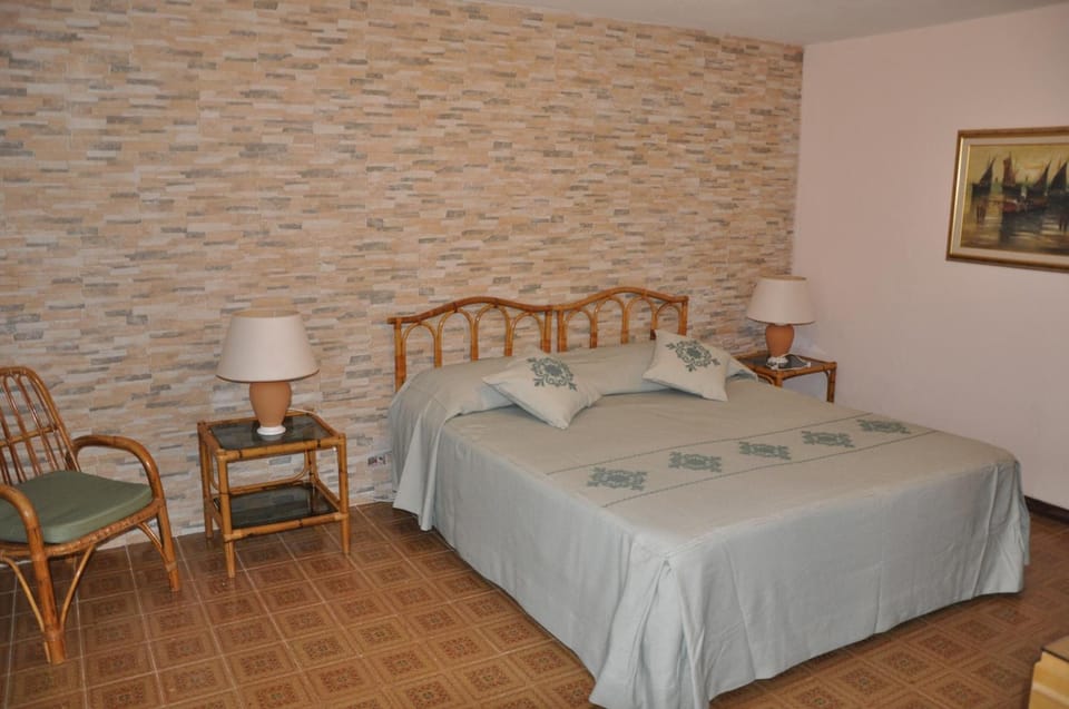 In-room safe, desk, cribs/infant beds, free WiFi