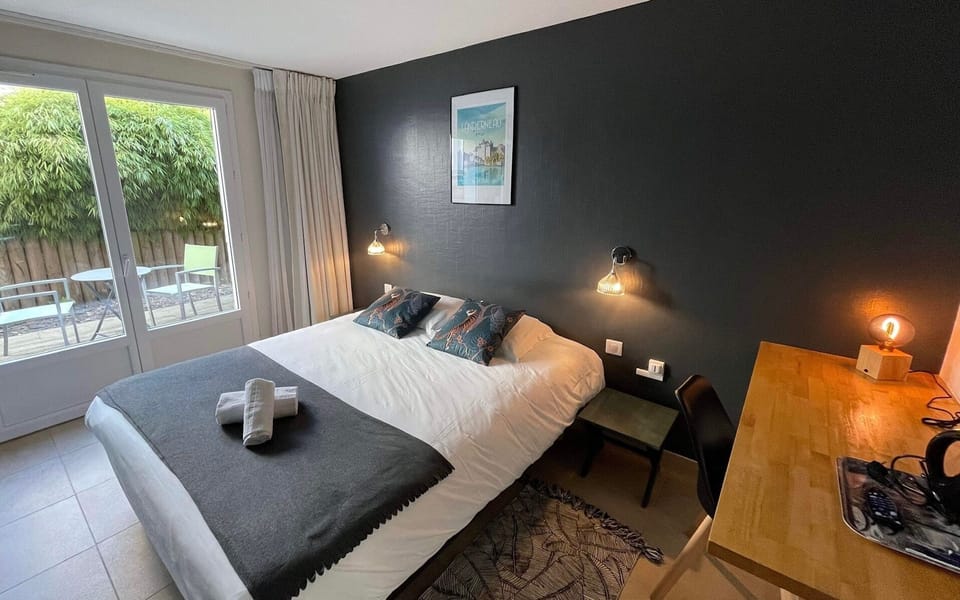 Comfort Double Room, Terrace | Desk, iron/ironing board, free WiFi, bed sheets