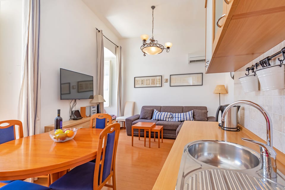 Standard Apartment | Private kitchen | Full-size fridge, microwave, oven, stovetop