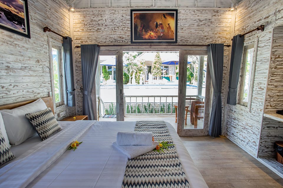 Deluxe Double Room | Living room | LED TV