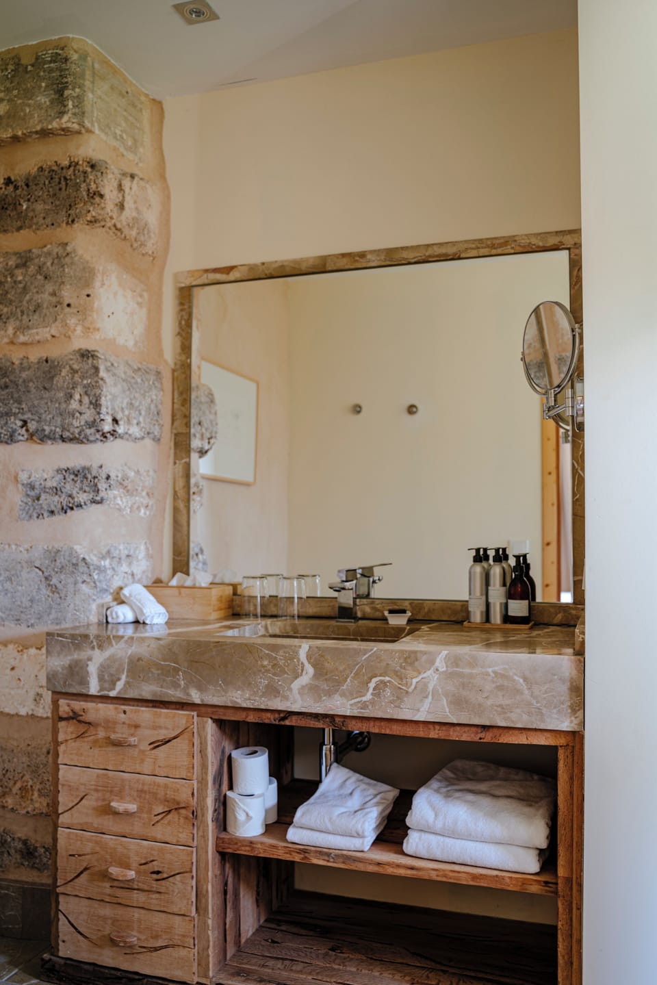 Superior Double Room | Bathroom | Shower, rainfall showerhead, free toiletries, hair dryer