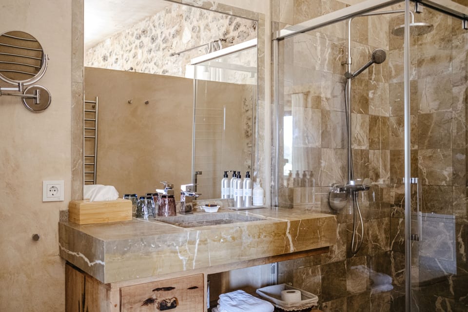 Standard Room | Bathroom | Shower, rainfall showerhead, free toiletries, hair dryer