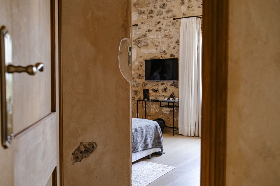 Premium bedding, down comforters, minibar, in-room safe