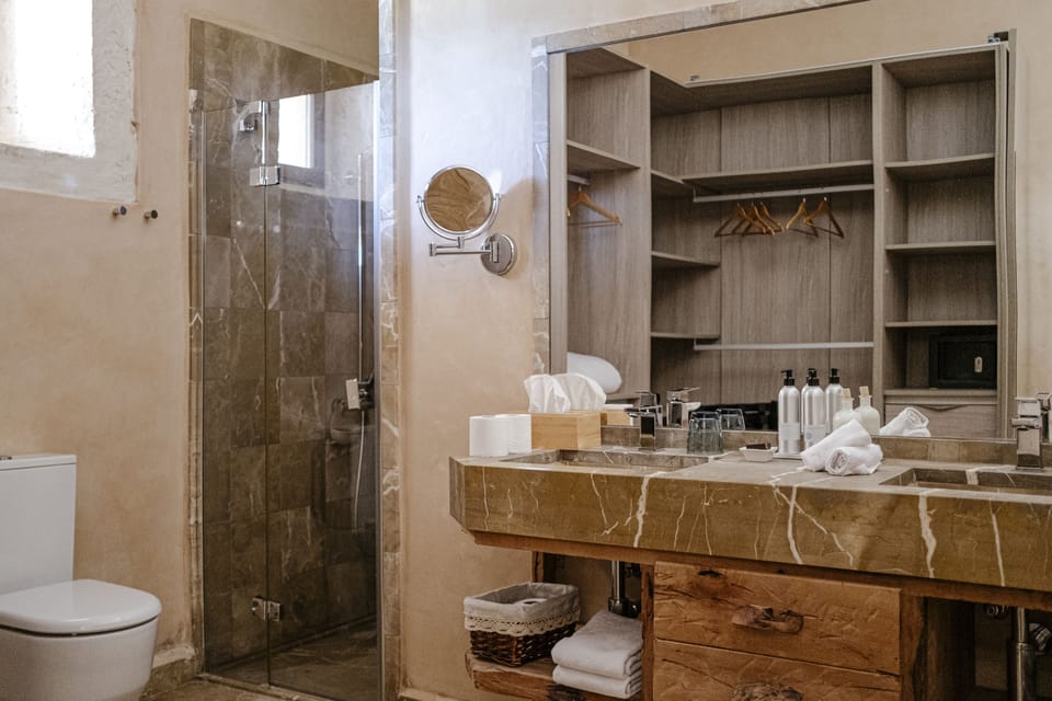 Shower, rainfall showerhead, free toiletries, hair dryer