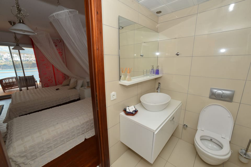 Romantic Suite, Sea View | Bathroom | Shower, free toiletries, hair dryer, towels