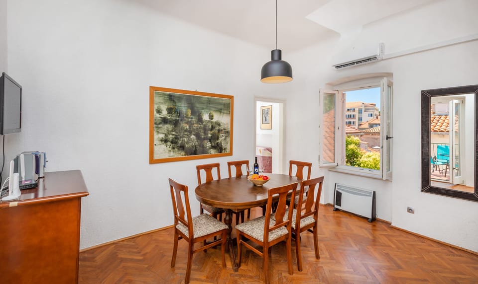 Standard Apartment | In-room dining