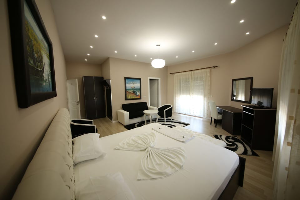 Suite | Desk, soundproofing, free cribs/infant beds, free WiFi