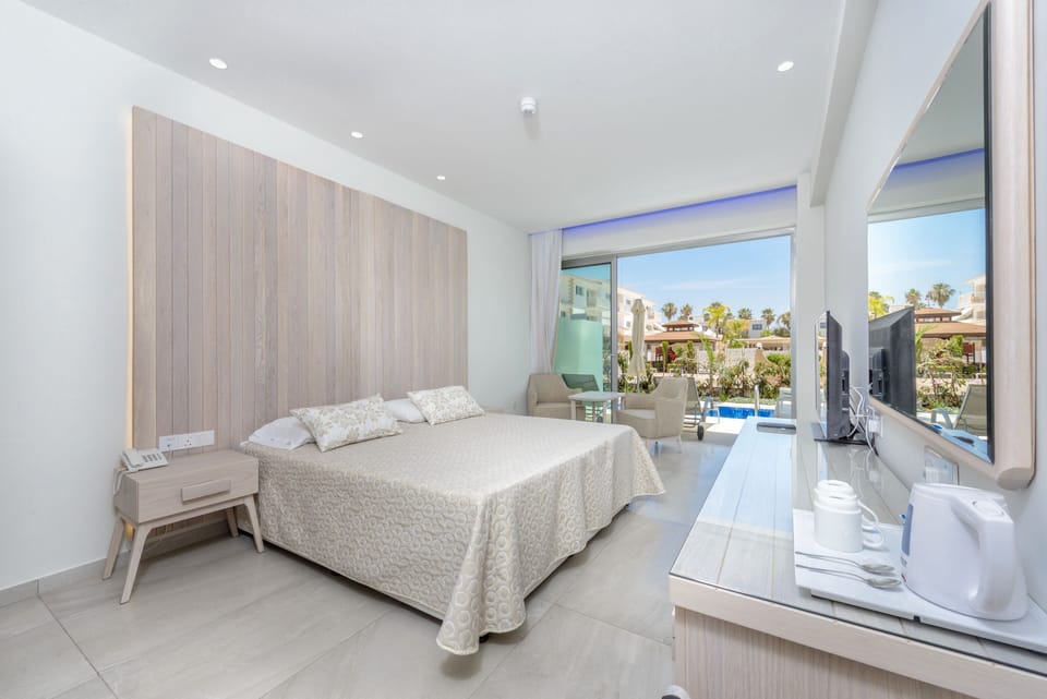 Swim up Room Double or Twin inland view | Minibar, in-room safe, laptop workspace, blackout drapes